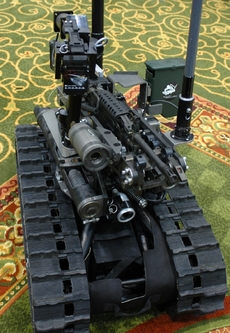 Vyvíjený pásový robot SWORDS.