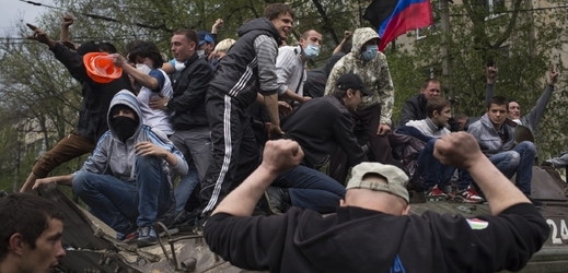 Proruští aktivisté v Mariupolu.