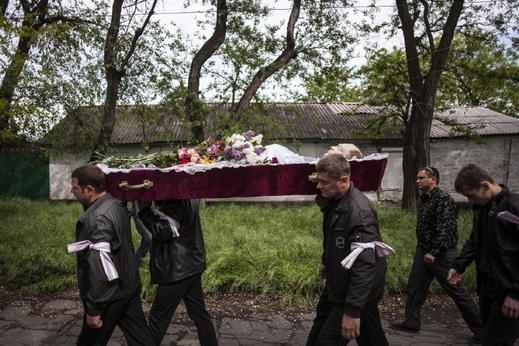 Pohřeb civilisty v Mariupolu. Zastřelili ho ukrajinští černí gardisté.