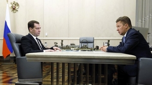 Premiér Medveděv (vlevo) a šéf Gazpromu Miller.