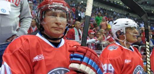 Vladimír Putin hokej miluje a sám neváhá obléct výstroj. 