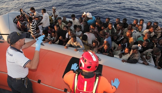 Frontex pomáhá uprchlíkům ve Středozemním moři.