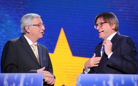Lidovec Juncker (vlevo) s liberálem Verhofstadtem.