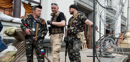 Proruští ozbrojenci v Luhansku.
