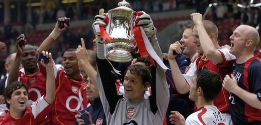 Rok 2005 a poslední získaná trofej fotbalistů Arsenalu.