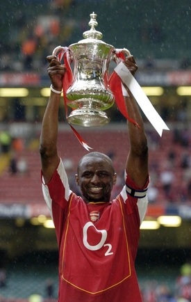 Tehdejší kapitán Patrick Vieira s pohárem pro vítěze FA Cupu.