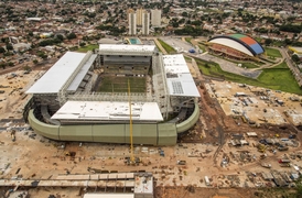 Výstavba doposud spolkla 2,7 miliardy euro (72,4 miliard Kč). Na snímku stadion v Cuiabá.