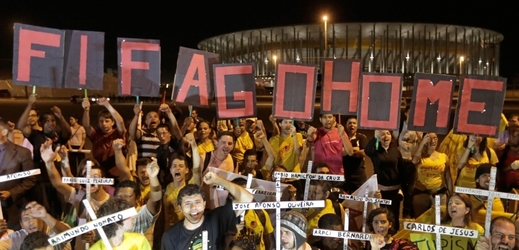 Brazilci fotbal milují, proti pořádání mistrovství světa ale demonstrují o sto šest.