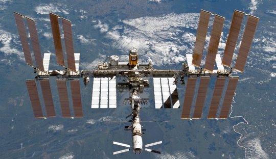 ISS v plné parádě (2013).