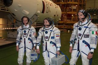 Konec bratření v kosmu? Další posádka ISS před startem na palubě ruské rakety.