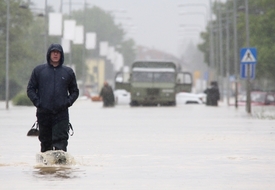 Nejméně 20 lidských životů si v Bosně a Hercegovině a v sousedním Srbsku vyžádaly mimořádně silné záplavy, které tyto země sužují.