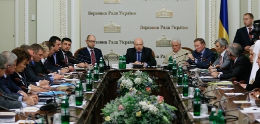 Rozhovorů se účastní kyjevská vláda i opozice.