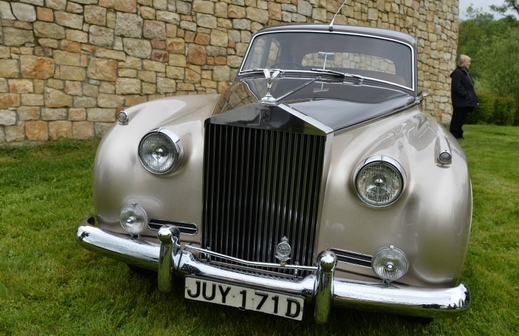 V Česku je kolem 60 až 100 vozidel značky Rolls-Royce.