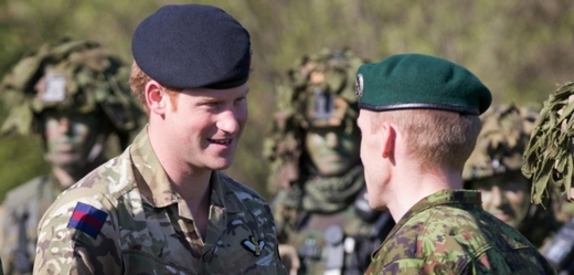 Princ Harry se v Estonsku setkal s přítelem z Afghánstiánu.