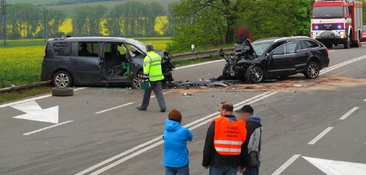 Ve Škodě Superb se zranil řidič a tři děti. Jedno z nich nehodu nepřežilo.