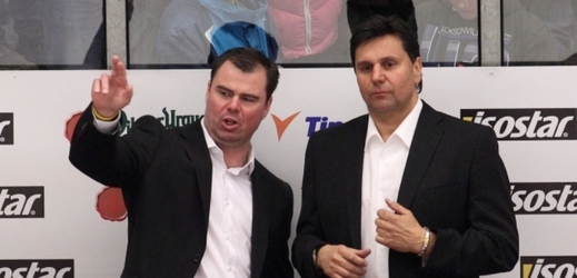 Asistent kouče Vladimíra Růžičky Jaroslav Špaček (vlevo) se pustil do ostré kritiky rozhodčích.