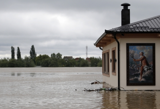 Zaplavená restaurace Poseidon u řeky Sávy v Sremské Mitrovici.