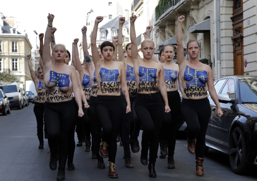 Aktivistky Femen protestují v Paříži proti "fašistickým" stranám.