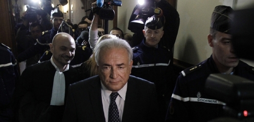 Strauss-Kahn odchází z jednání soudu v Paříži (2013).