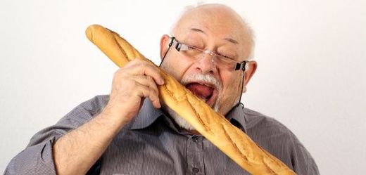 Výzkum ukázal, že se stářím Češi přibírají na váze. Hodně jedí a příliš se nehýbou (ilustrační foto).