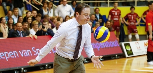 Podává Barta de Wever na velké vítězství? Šéf N-VA si během kampaně zahrál volejbal.