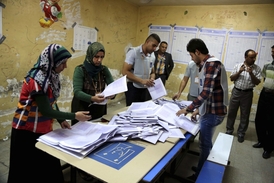 Přepočítávání hlasů v Bagdádu.