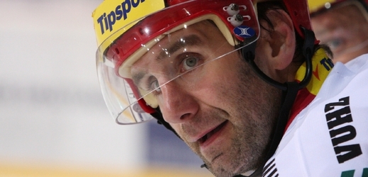 Hokejista Třince Radek Bonk ukončil aktivní kariéru.