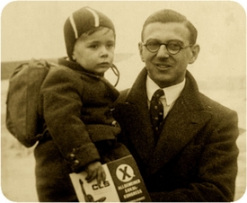 Nicholas Winton roce 1939 zachránil 664 československých dětí ohrožených nacismem, na dobovém snímku s jedním ze zachráněných dětí.
