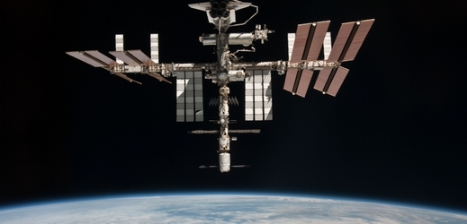 ISS obíhá asi 400 kilometrů nad Zemí.