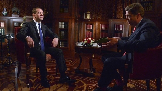 Medveděv při rozhovoru s redaktorem televize Bloomberg.