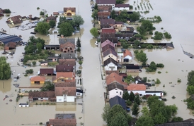 Letecká fotografie, záplavy ve vesnici Gunja na východě Chorvatska.