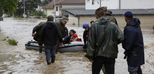 Členové bosenské armády přepravují  lidi z jejich zaplavených domovů, město Maglaj, Bosna.