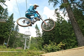 Na Špičáku se od jara tradičně jezdí a skáče na kolech.