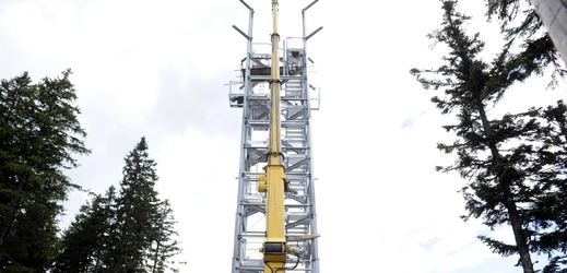 Nová rozhledna na Špičáku měří 26,5 metru a na její vrchol vede 135 schodů. 