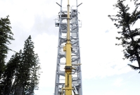 Nová rozhledna na Špičáku měří 26,5 metru a na její vrchol vede 135 schodů. 