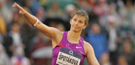 Oštěpařka Barbora Špotáková se po roce mateřské dovolené vrací k závodění.