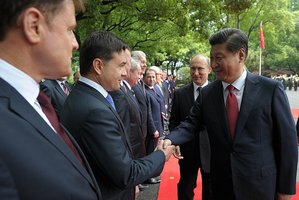 Členové ruské delegace a čínský prezident.