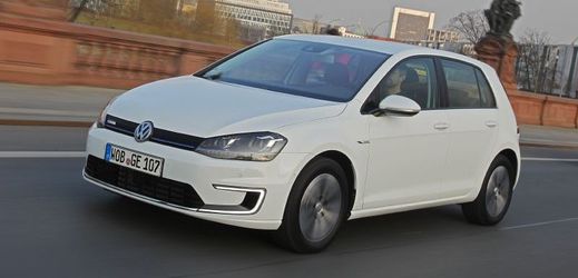 Výrobci na elektromobily nezanevřeli, příkladem je VW e-Golf. 
