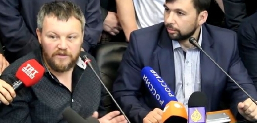 Andrej Purgin (vlevo) na tiskové konferenci.