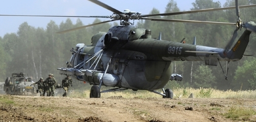 Záběr z generální zkoušky před Dnem pozemního vojska Bahna 2013 u Strašic na Rokycansku Na snímku vojáci nakládají do vrtulníku Mil Mi-17 zraněného kolegu.