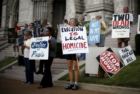 Odpůrci trestu smrti demonstrující v St. Louis.