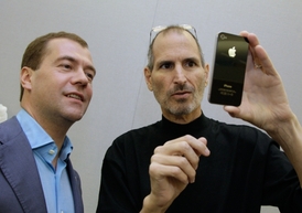 Medvěděv v roce 2010 s "bohem" materiálně orientované části populace Stevem Jobsem.