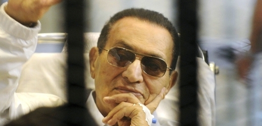 Husní Mubarak loni v dubnu u soudu.