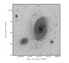 Snímek dvojice galaxií pořízený se speciálním filtrem. když se dobře podíváte, můžete si všimnout tenkého ramene větší hvězdné soustavy na straně přivrácené k menší a jejich sotva znatelného propojení.