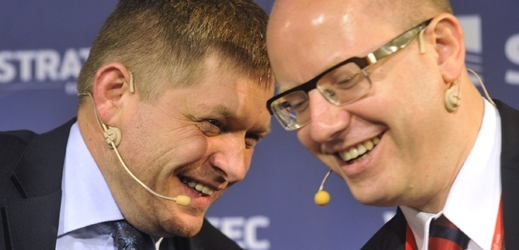 Slovenský premiér Fico (vlevo) a český premiér Sobotka na konferenci Globsec.