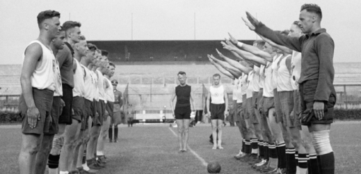 Hajlující mužstvo na sportovních hrách v Praze roku 1940.