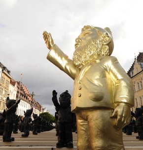 Hajlující trpaslíci na náměstí ve Straubingu. Dílo německého umělce Ottmara