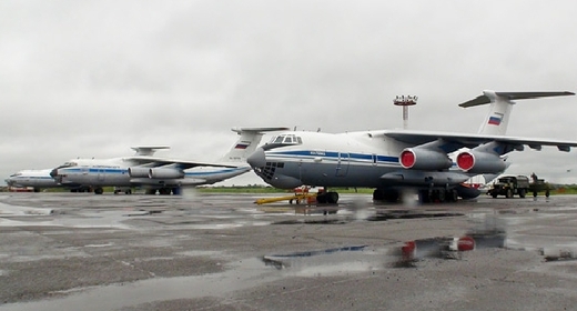 Vojáky přepravují obří letouny Il-76.