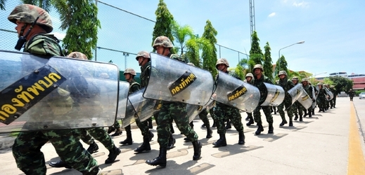 Vojáci střeží Armádní klub v Bangkoku.