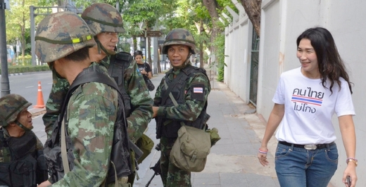 Vojáci v centru Bangkoku.
